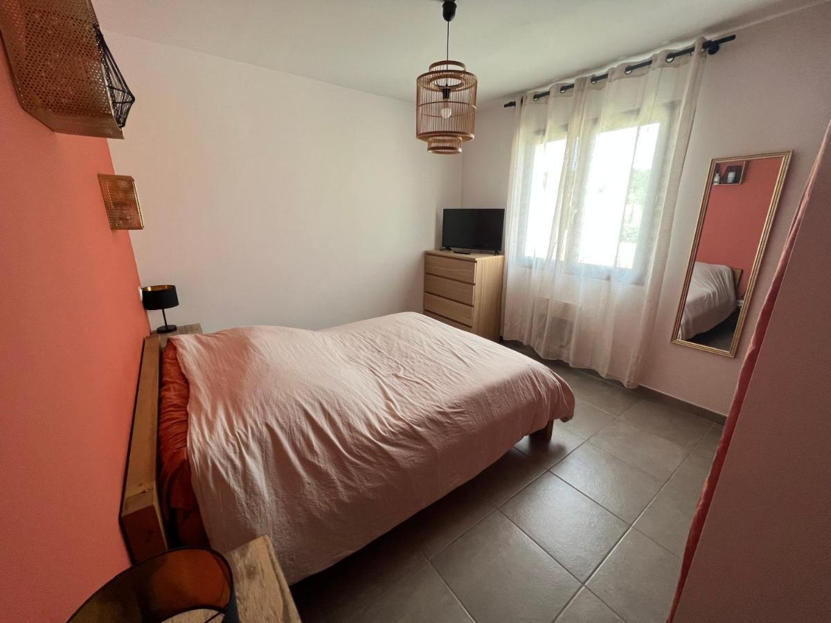 Agreable Villa Recente Au Coeur D'Un Charmant Petit Village Sernhac Bagian luar foto