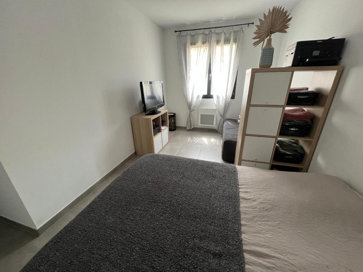 Agreable Villa Recente Au Coeur D'Un Charmant Petit Village Sernhac Bagian luar foto